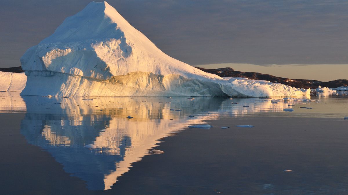 Góra lodowa zagraża bezpieczeństwu osady rybackiej