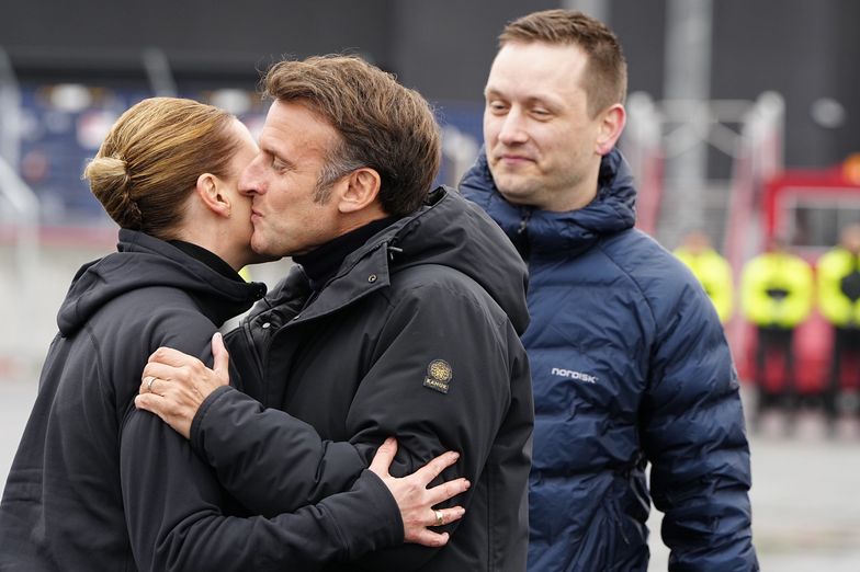 French President Emmanuel Macron (C) is welcomed by Danish Prime Minister Mette Frederiksen (L) and Greenlandic Jens-Frederik Nielsen as he arrives at Nuuk Airport in Nuuk, Greenland, 15 June 2025. EPA/MADS CLAUS RASMUSSEN DENMARK OUT Dostawca: PAP/EPA.