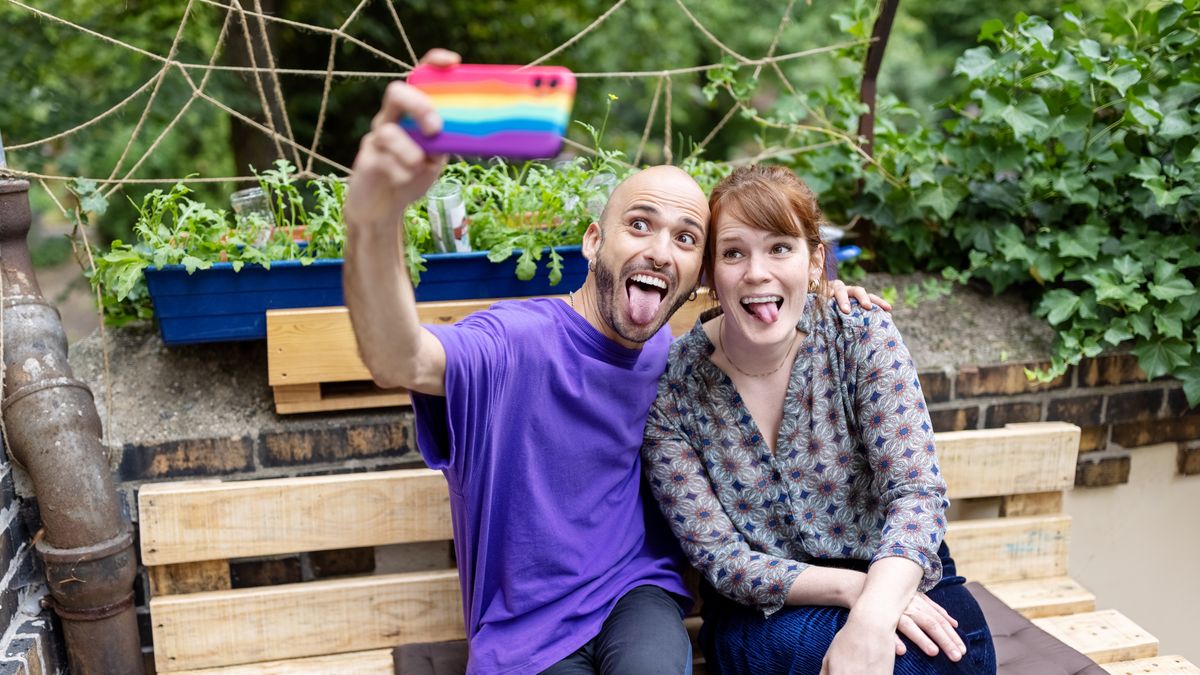 Autentyczne treści publikowane przez znajomych są w serwisach społecznościowych coraz większą rzadkością. Zamiast tego serwowane są nam posty "twórców kontentu". Najczęściej w postaci tzw. rolek, czyli krótkich filmików