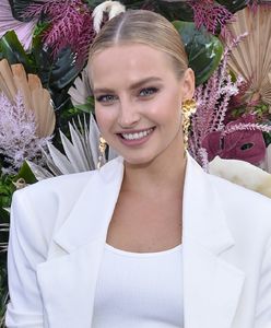 Karolina Pisarek pozuje w bikini. Wyleguje się na plaży