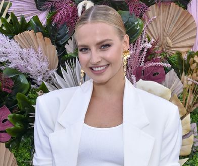 Karolina Pisarek pozuje w bikini. Wyleguje się na plaży