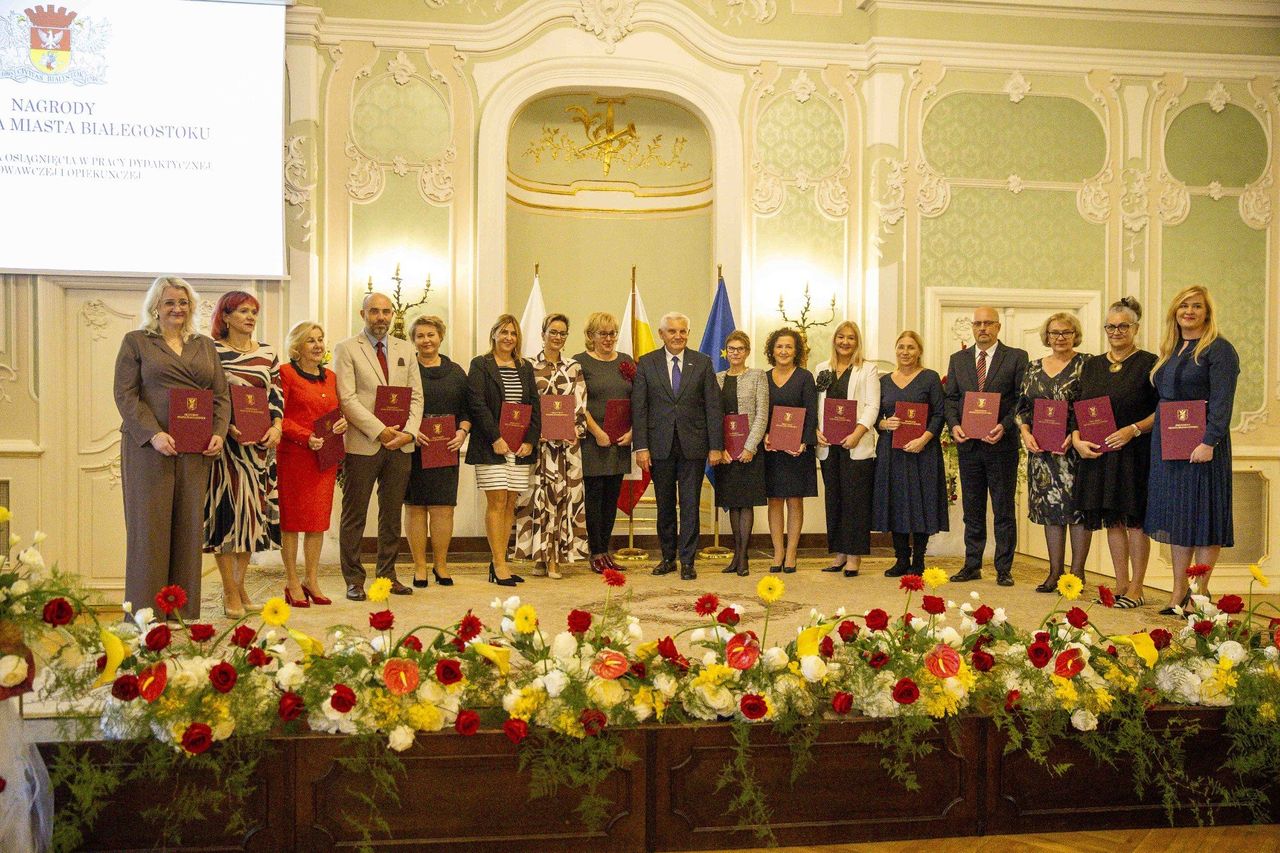 Białystok: Dzień Edukacji Narodowej. Prezydent nagrodził kilkuset pedagogów