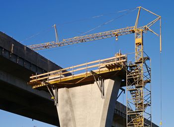 Struga: Ważący 50 ton dźwig przewrócił się na bok i leży w rowie