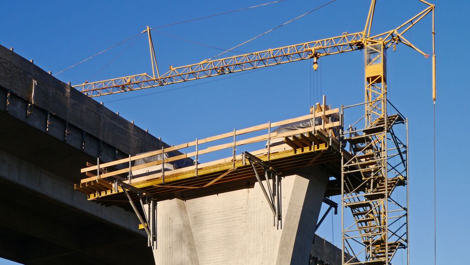Ważący 50 ton dźwig przewrócił się na bok i leży w rowie