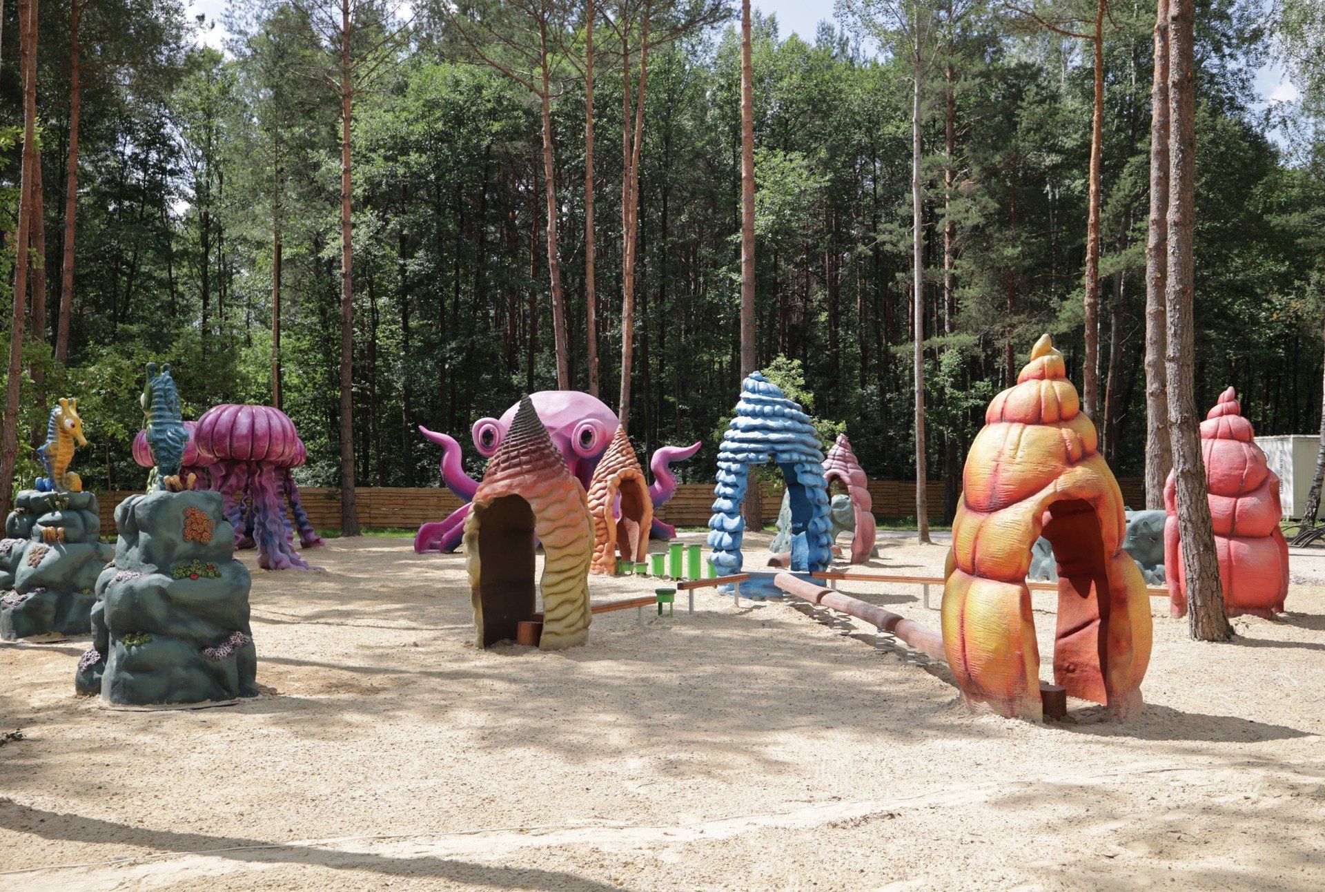 Park został podzielony na pięć stref tematycznych inspirowanych żywiołami: Woda, Słońce, Wiatr, Ziemia oraz Eden