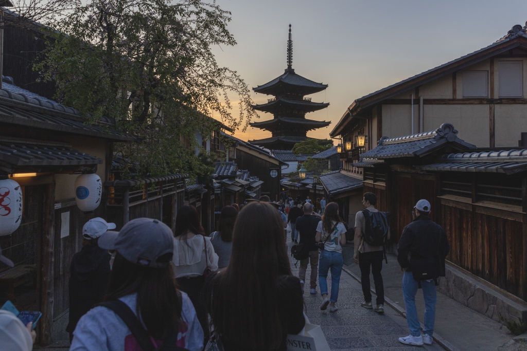 Tłumy pod świątynią Hokanj w Kyoto