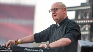 Ksiądz DJ porwał tłumy na ING Silesia Beat. Pokazał nowe nagranie z Polski
