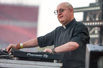 Ksiądz DJ porwał tłumy na ING Silesia Beat. Pokazał nowe nagranie z Polski