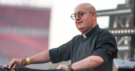 Ksiądz DJ porwał tłumy na ING Silesia Beat. Pokazał nowe nagranie z Polski