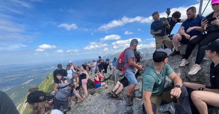 Oblężenie Tatr. Gigantyczne tłumy na popularnym szczycie