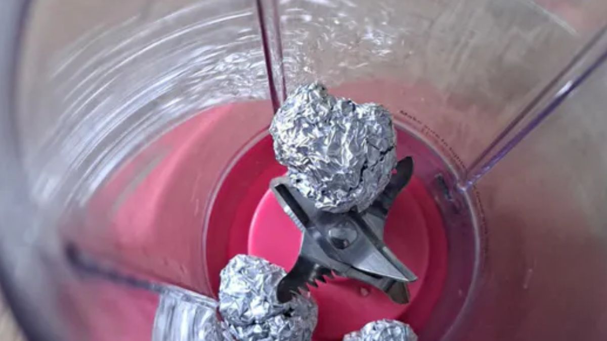 Kulki folii aluminiowej w blenderze 