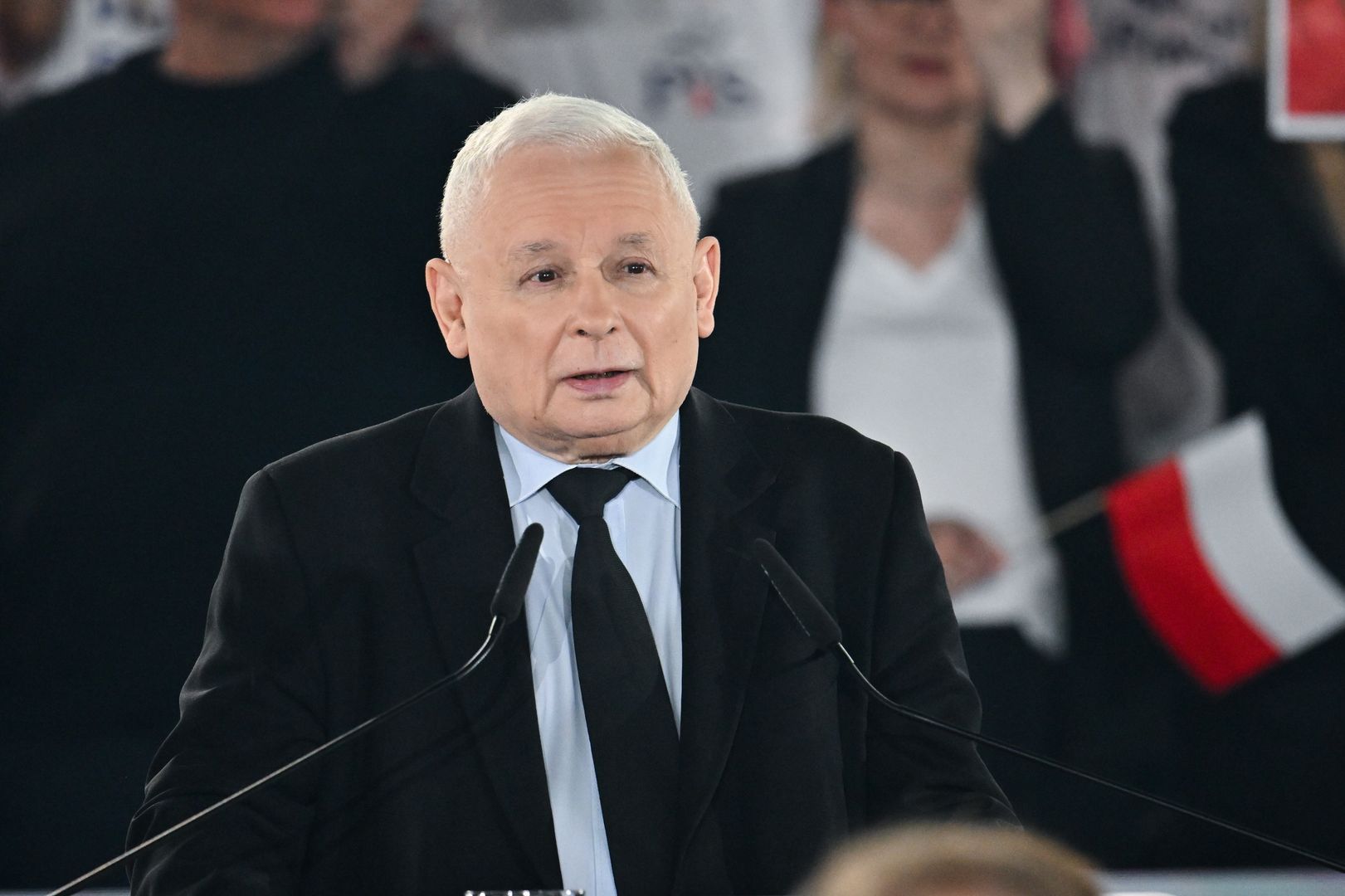 Przysucha, 05.04.2024. Kampania samorządowa 2024. Prezes Prawa i Sprawiedliwości Jarosław Kaczyński podczas konwencji samorządowej ugrupowania, odbywającej się ph. #LepszeŻyciePolaków w hali sportowej Zespołu Szkół nr 2 im. Ludwika Skowyry w Przysusze, 5 bm. (amb) PAP/Piotr Polak