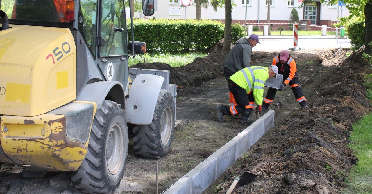 Trwa remont parkowych alejek w Szczecinku. Prace są prowadzone już na wysokości plaży miejskiej