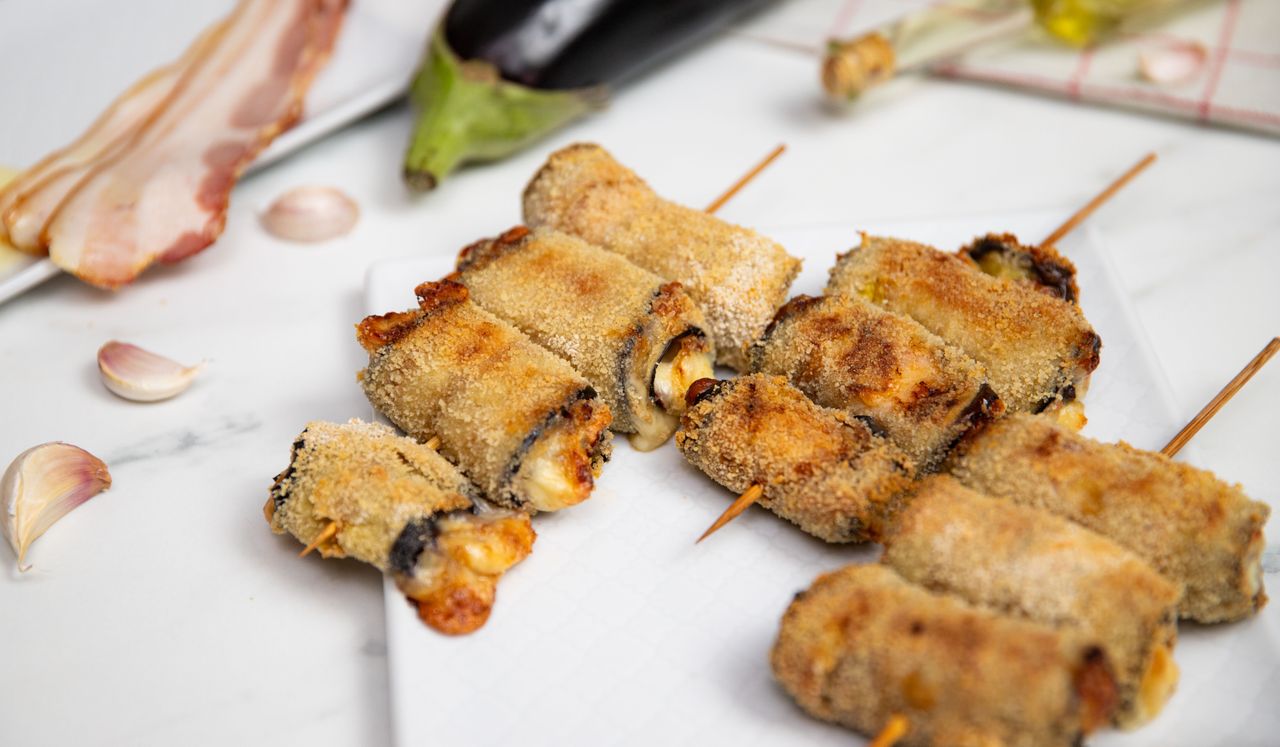 Lepsze niż klasyczny grill. Te chrupiące roladki na patyku to absolutny hit obiadowy