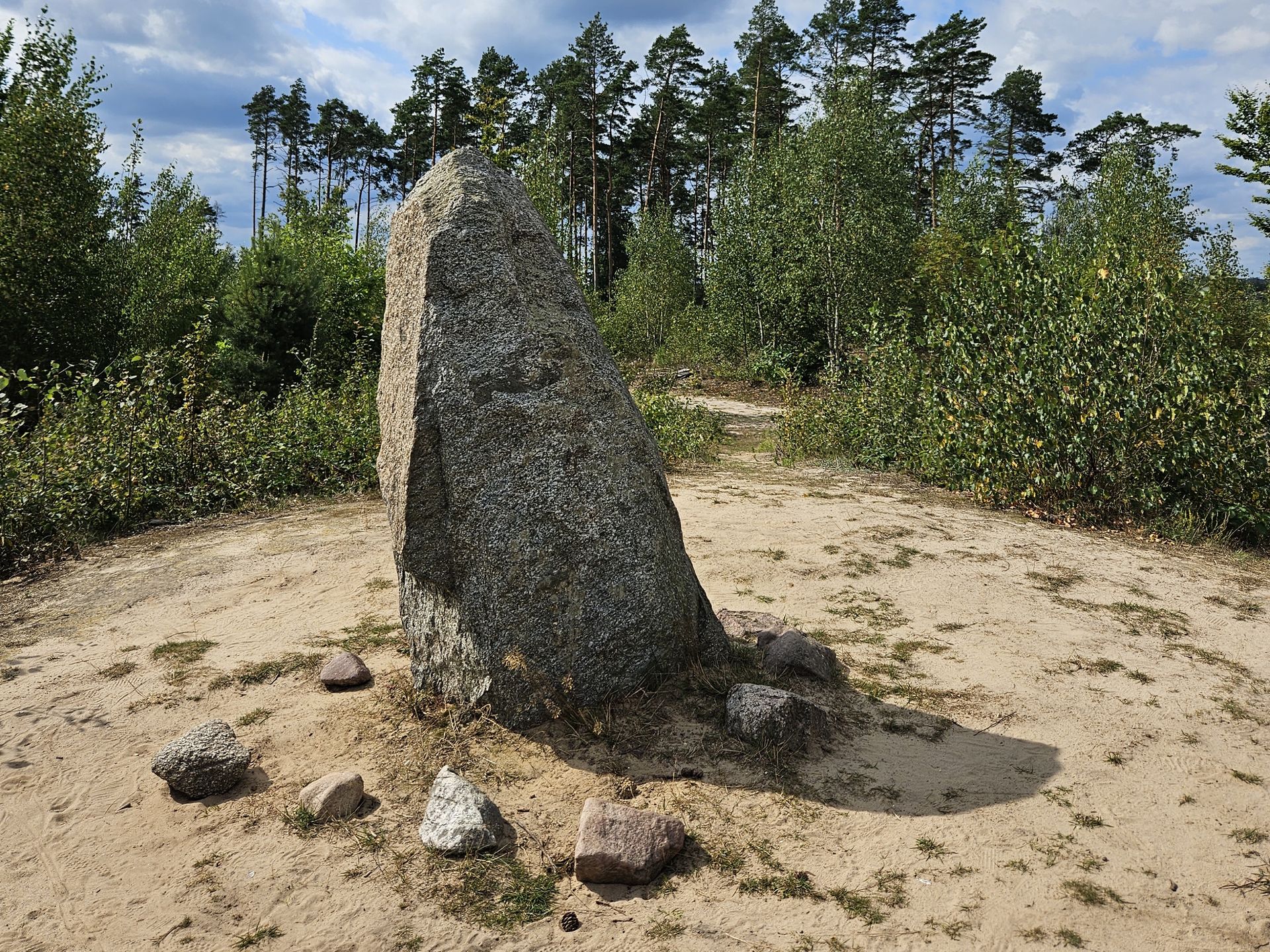 Jedną z atrakcji okolicy są kamienne kręgi w Leśnie