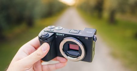Sony A6700 to aparat na miarę naszych czasów. Ma to, czego potrzebuje większość
