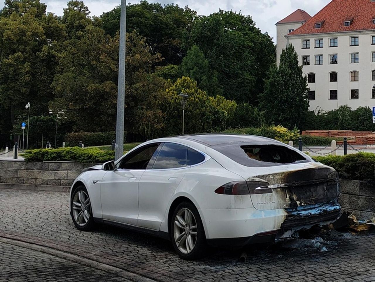 Brzeg: Podpalił teslę wartą ponad 100 tys. zł. Policja szybko go namierzyła