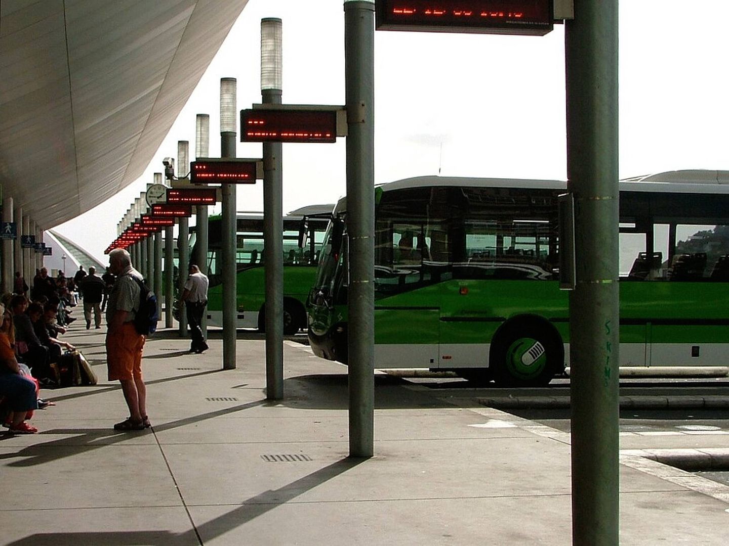 Autobus Titsa na teneryfie. Zdjęcie ilustracyjne