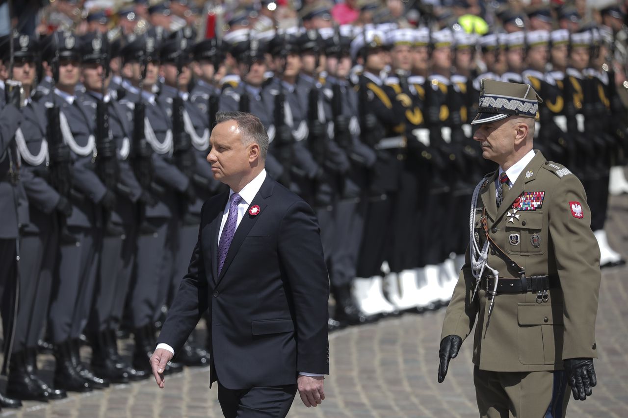 Warszawa, pl. Zamkowy. Obchody Święta Narodowego Trzeciego Maja. Na zdjęciu: Andrzej Duda, gen. Rajmund Andrzejczak