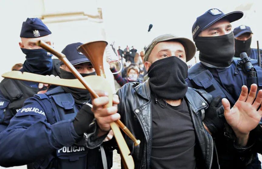 Strajk Kobiet. Do ataków na protestujących doszło w trzech polskich miastach. Świadkowie tych wydarzeń zwracali uwagę na bierność policji