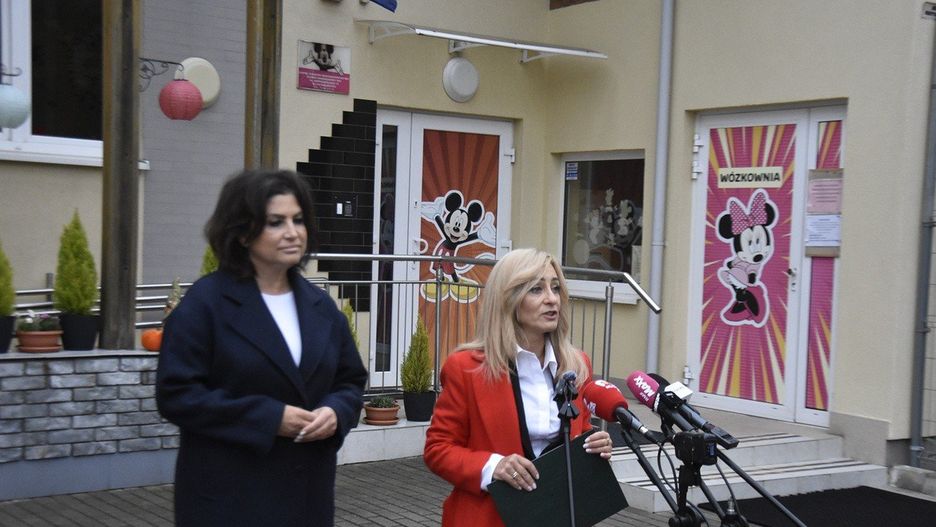 Posłanka Sylwia Bielawska i senator Agnieszka Kołacz-Leszczyńska mówiły jakie korzyści dał po roku program &#34;Aktywny Rodzic&#34;