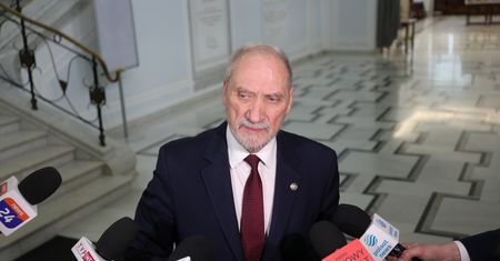 Złapali Macierewicza w Sejmie. Bardzo nerwowa reakcja