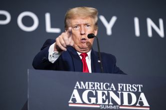 Agenci FBI weszli do domu Donalda Trumpa. Wynieśli pudła z dokumentami