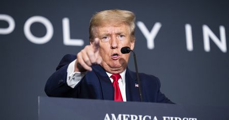 Agenci FBI weszli do domu Donalda Trumpa. Wynieśli pudła z dokumentami