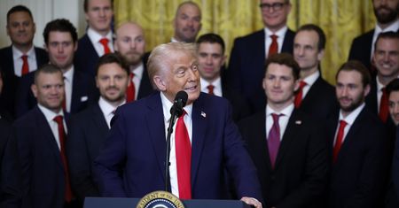 Trump znów to powiedział. "Zapewniamy im ochronę militarną"