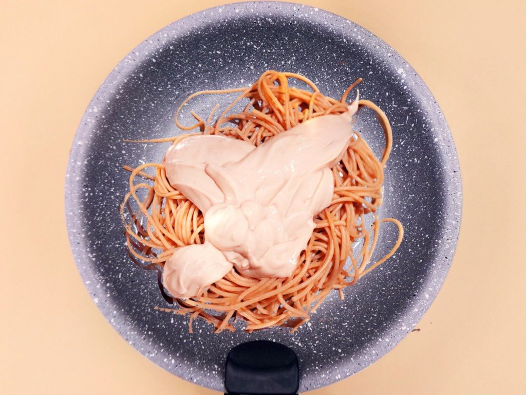 makaron z sosem bialkowo orzechowym