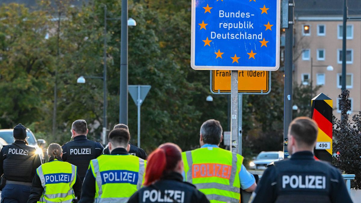 Federal police with stationary control at border with Poland
16 October 2023, Brandenburg, Frankfurt (Oder): The German Federal Police has started permanent controls at the German-Polish border crossing Stadtbr�cke between Frankfurt (Oder) and Slubice. The decision by German Interior Minister Faeser (SPD) on Monday had temporarily introduced internal border controls. Faeser had announced that she had notified the EU Commission of stationary controls for the borders with Poland, the Czech Republic and Switzerland. Photo: Patrick Pleul/dpa 
Dostawca: PAP/DPA
Patrick Pleul
Federal Police, Smugglers, Locking, Asylum, Poland, Border, Border control, Immigration, Symbol, Symbol photo, Symbol image, Illustration, granica, kontrola, kontrole na granicy, migracja, nielegalna, Niemcy, niemiecko-polska, pa�stwa, Polska, UE, Unia Europejska, Frankfurt, S�ubice