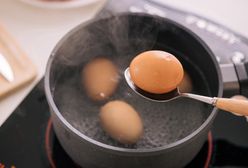 Jak obrać jajka w 15 sekund? Ten sposób stał się wiralem