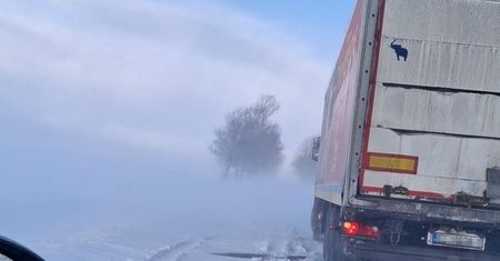 Śnieżny paraliż na Podkarpaciu. Policjanci ewakuowali kierowców uwięzionych w zamieci
