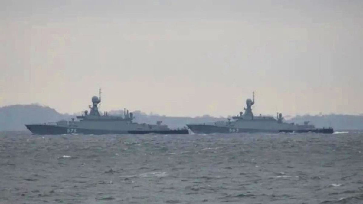 Rosyjskie okręty typu Bujan-M - od lewej: Grad z widocznymi dodatkowymi antenami na nadbudówce i Sierpuchow