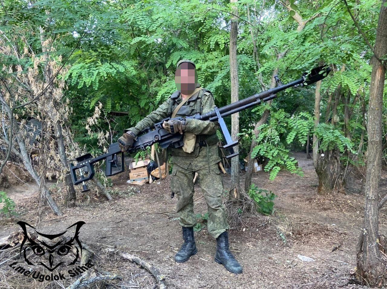 Rosyjski żołnierz z przerobionym wielkokalibrowym karabinem maszynowym DSzK/DSzKM.