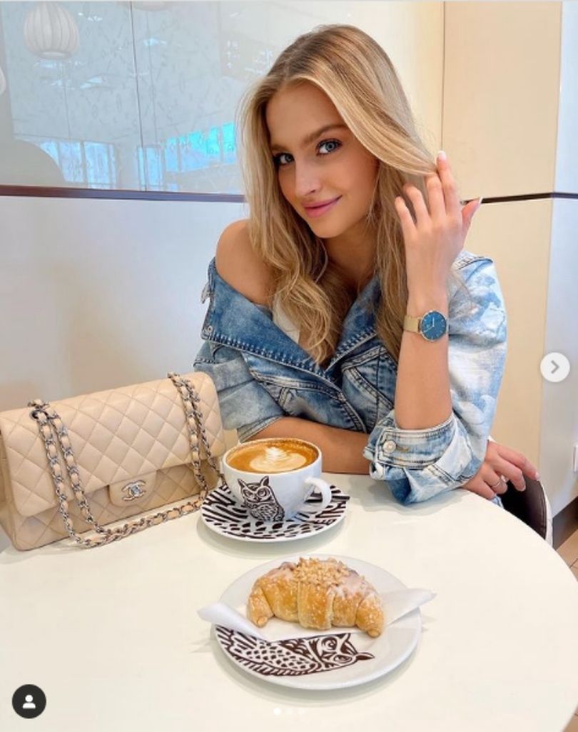 Karolina Pisarek prezentuje nową garderobę i kolekcję markowych torebek