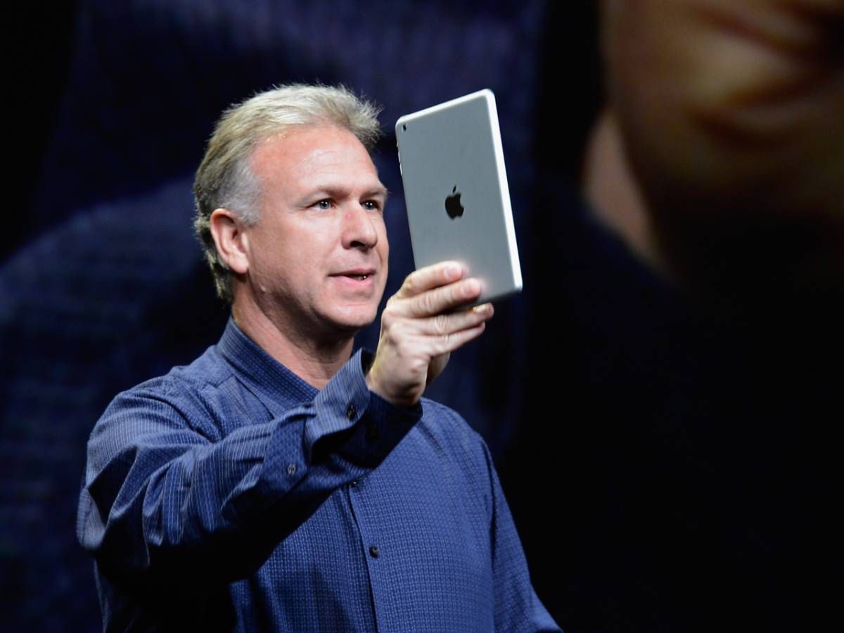 Phil Schiller z iPadem Mini