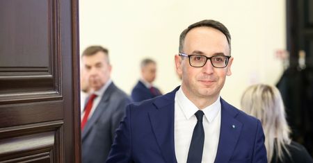 Podniósł opłatę, wcześniej mówił, by obniżać. Wytknęli ministrowi słowa sprzed lat