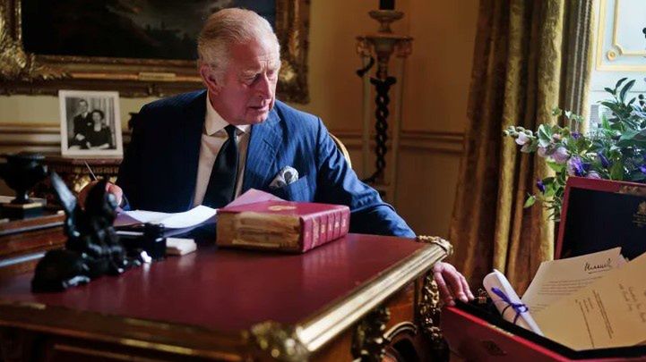 Czy król Karol III zapłaci podatek?