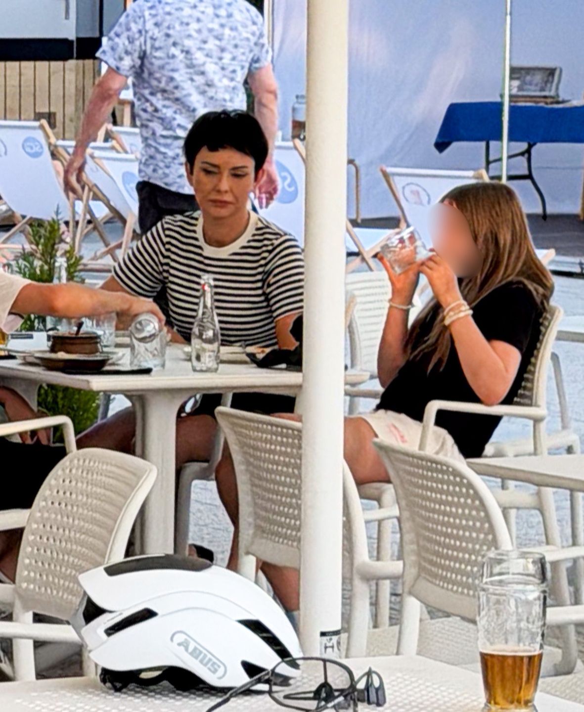 Dorota Gardias z partnerem i dziećmi w restauracji