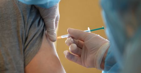 Pielęgniarka podawała sól fizjologiczną. Okazała się antyszczepionkowcem