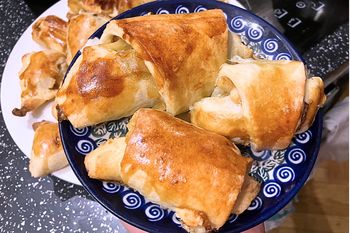 Szybkie rogaliki na kruchym cieście. W środku owoce, które zastępują cukier