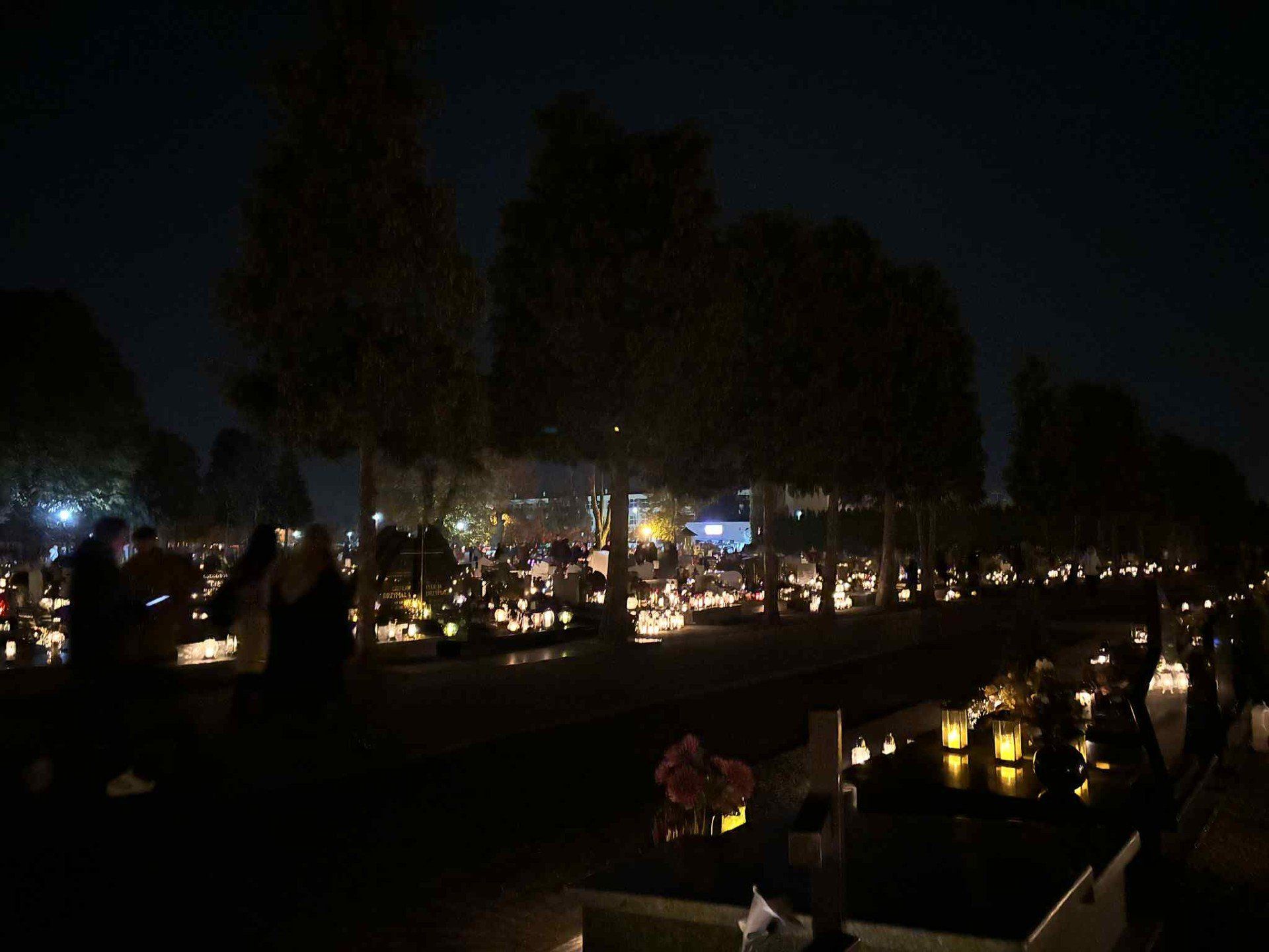 Grodziski cmentarz po zachodzie słońca