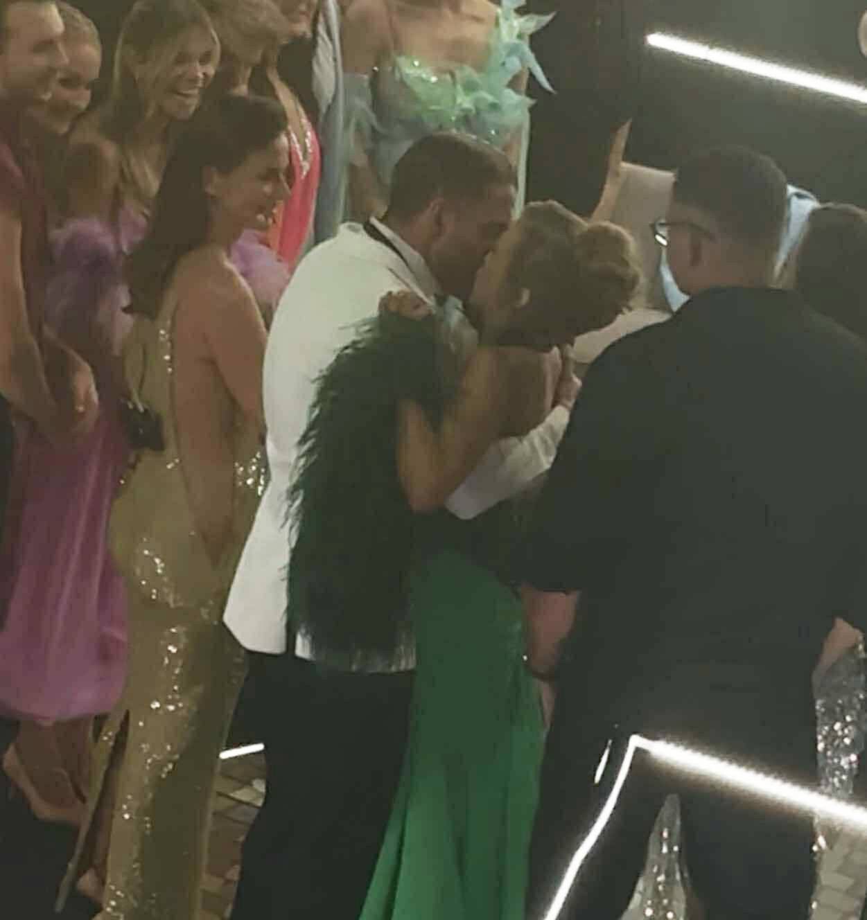 Pocałunek Agnieszki Kaczorowskiej i Marcina Rogacewicza