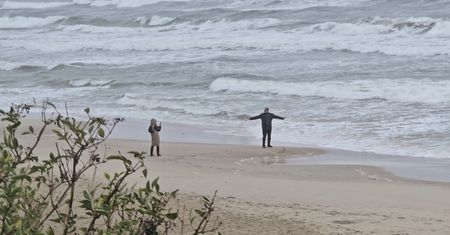 Niespodziewany sztorm, a ludzie na plaży. Nagranie ze Stegny