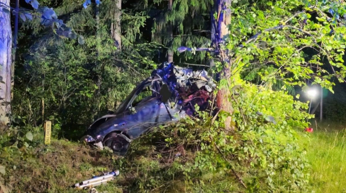 Tragiczny wypadek na DK 65 w Chrabołach. Seat uderzył w drzewo