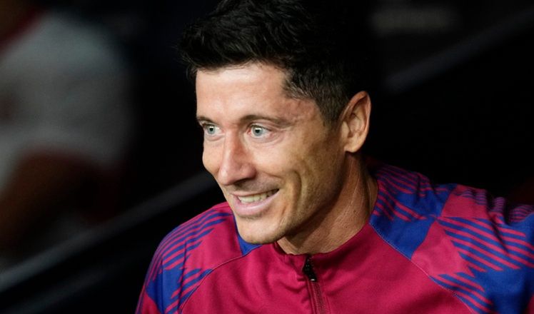 Internauci podejrzewają, że Robert Lewandowski poddał się ZABIEGOWI UPIĘKSZAJĄCEMU. Zwracają uwagę na pewien szczegół (FOTO)