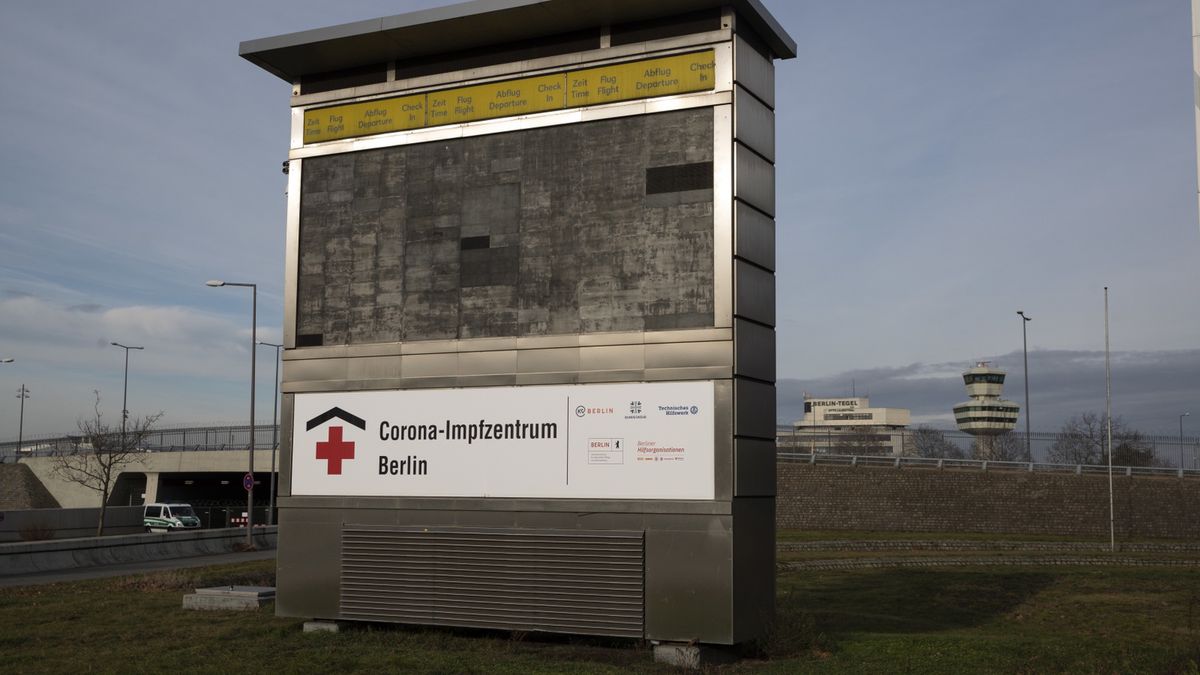Wjazd do berlińskiego punktu szczepień