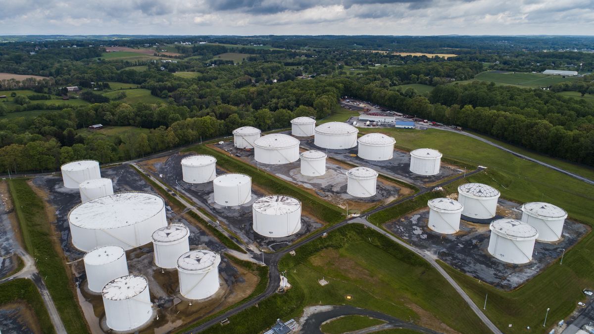 epa09185947 An image made with a drone shows fuel tanks at a Colonial Pipeline breakout station in Woodbine, Maryland, USA, 08 May 2021. A cyberattack forced the shutdown of 5,500 miles of Colonial Pipeline's sprawling interstate system, which carries gasoline and jet fuel from Texas to New York.  EPA/JIM LO SCALZO Dostawca: PAP/EPA.