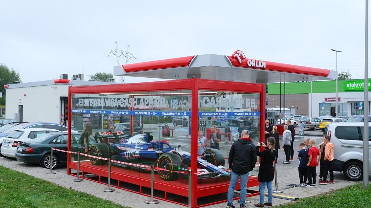 Bolid F1 na stacji Orlen przy ul. Krężnickiej w Lublinie